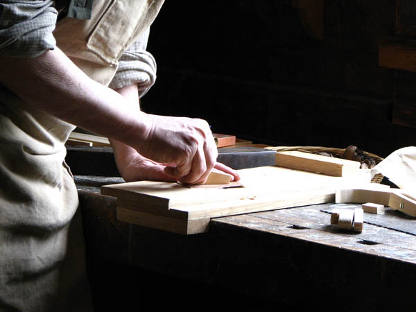 Nuestro equipo de profesionales cuenta  con muchos años de contrastada <strong>experiencia</strong> en el sector de la <strong>carpintería de madera en Ollo</strong>.